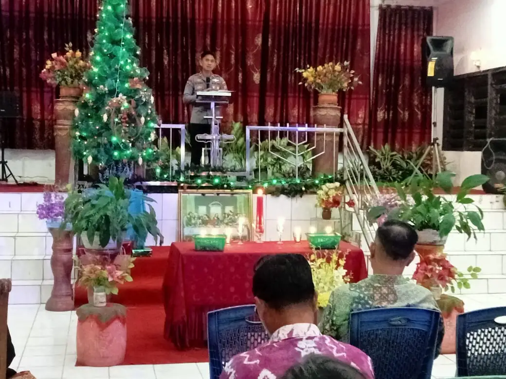Polri Hadir Membawa Pesan Damai dalam Perayaan Pra Natal GPdI Haleluyah Kembuan